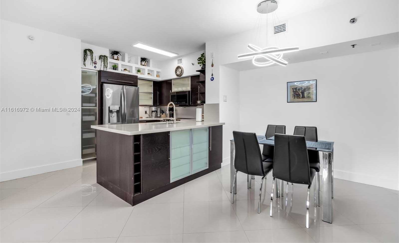 Small Image of 19701 E Country Club Dr, Aventura, FL 33180, USA Number 3