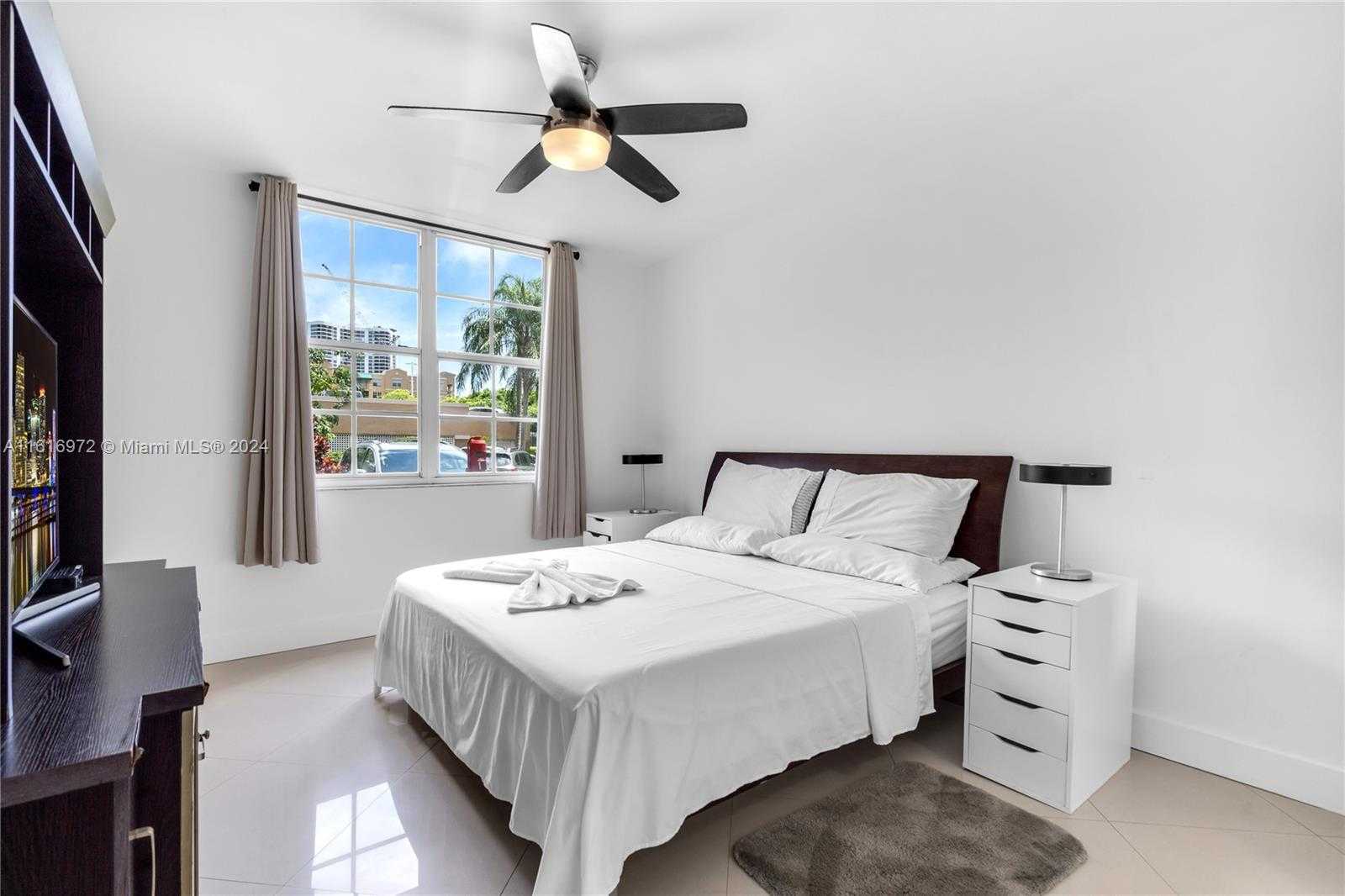 Small Image of 19701 E Country Club Dr, Aventura, FL 33180, USA Number 32