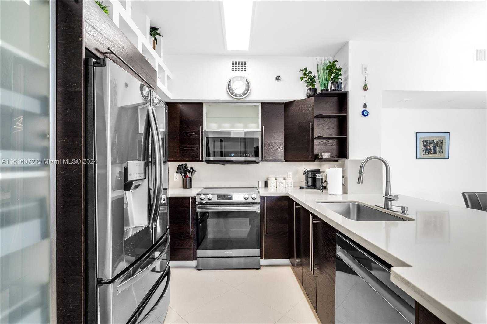Small Image of 19701 E Country Club Dr, Aventura, FL 33180, USA Number 4