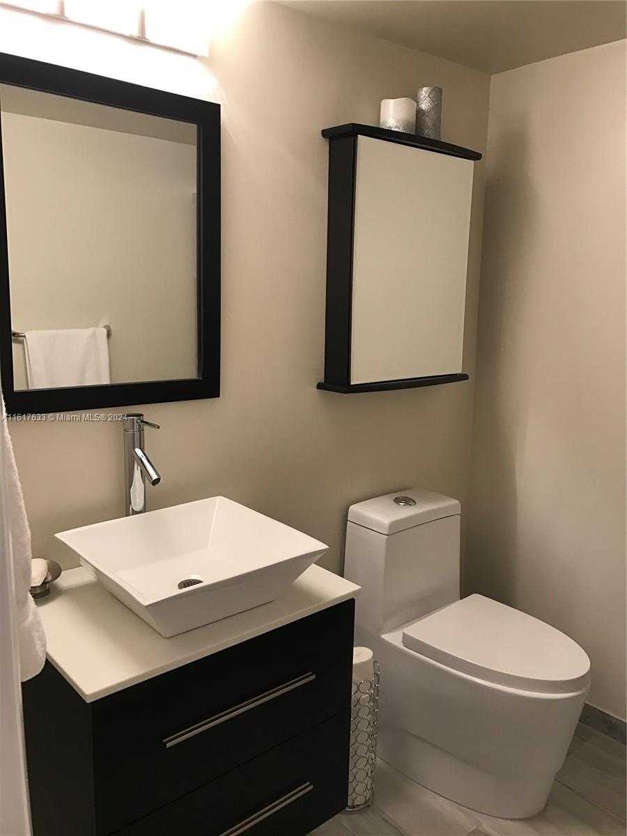 Small Image of 427 GOLDEN ISLES DR #16B, Hallandale Beach Number 10