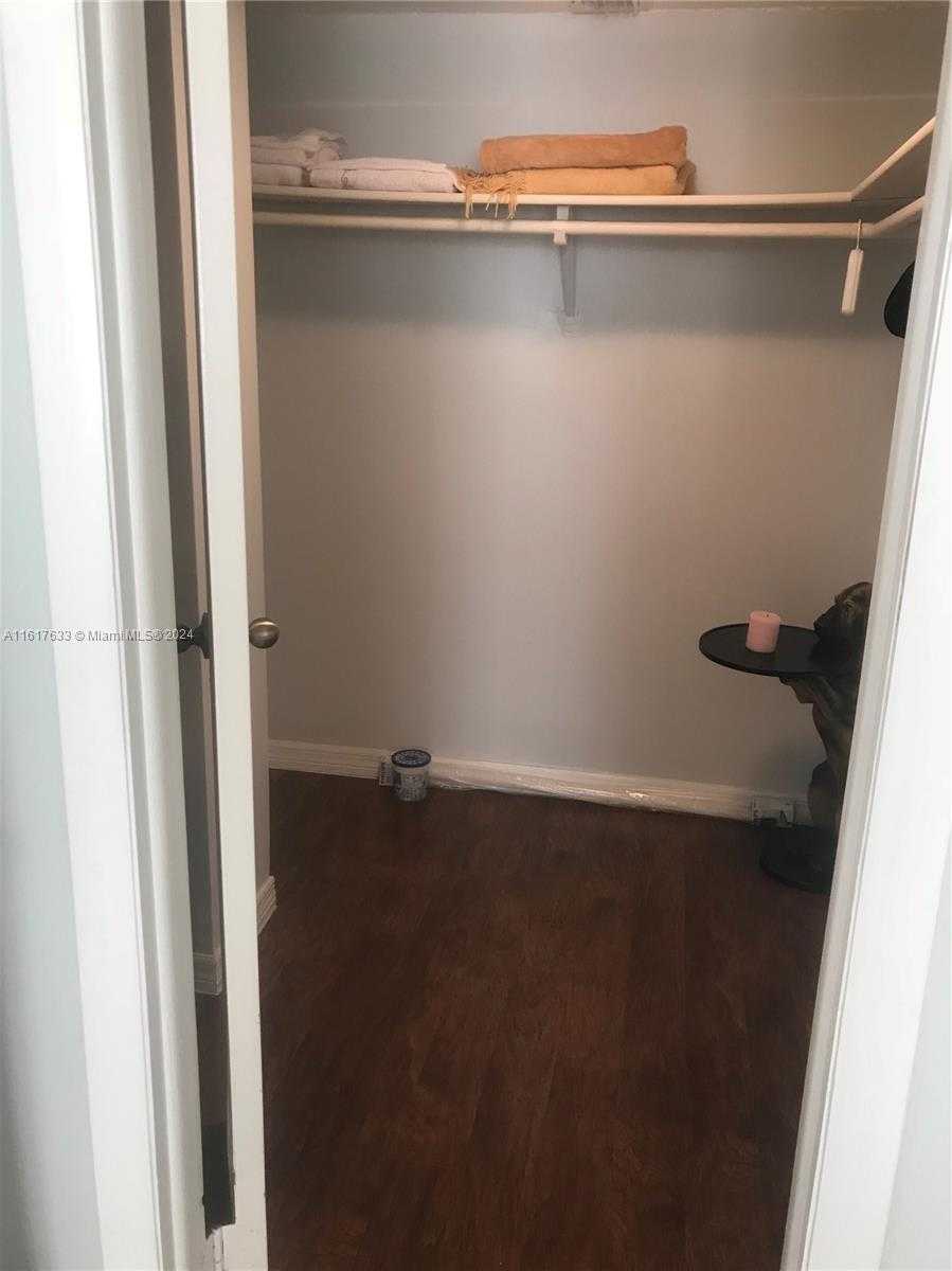 Small Image of 427 GOLDEN ISLES DR #16B, Hallandale Beach Number 4