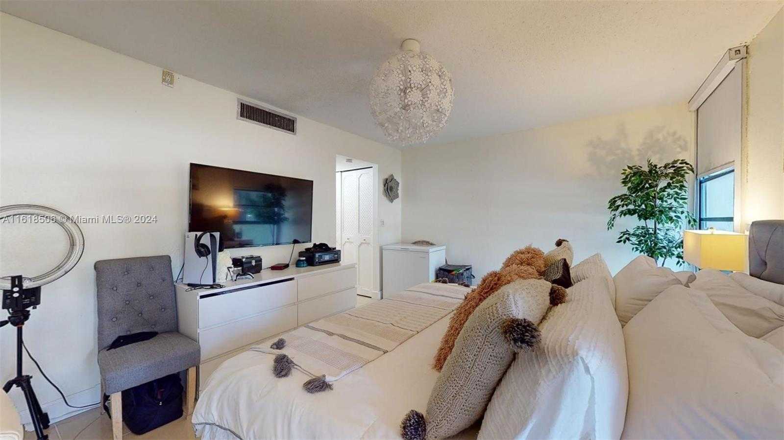 Small Image of 3301 NORTH COUNTRY CLUB DR #205, Aventura Number 24