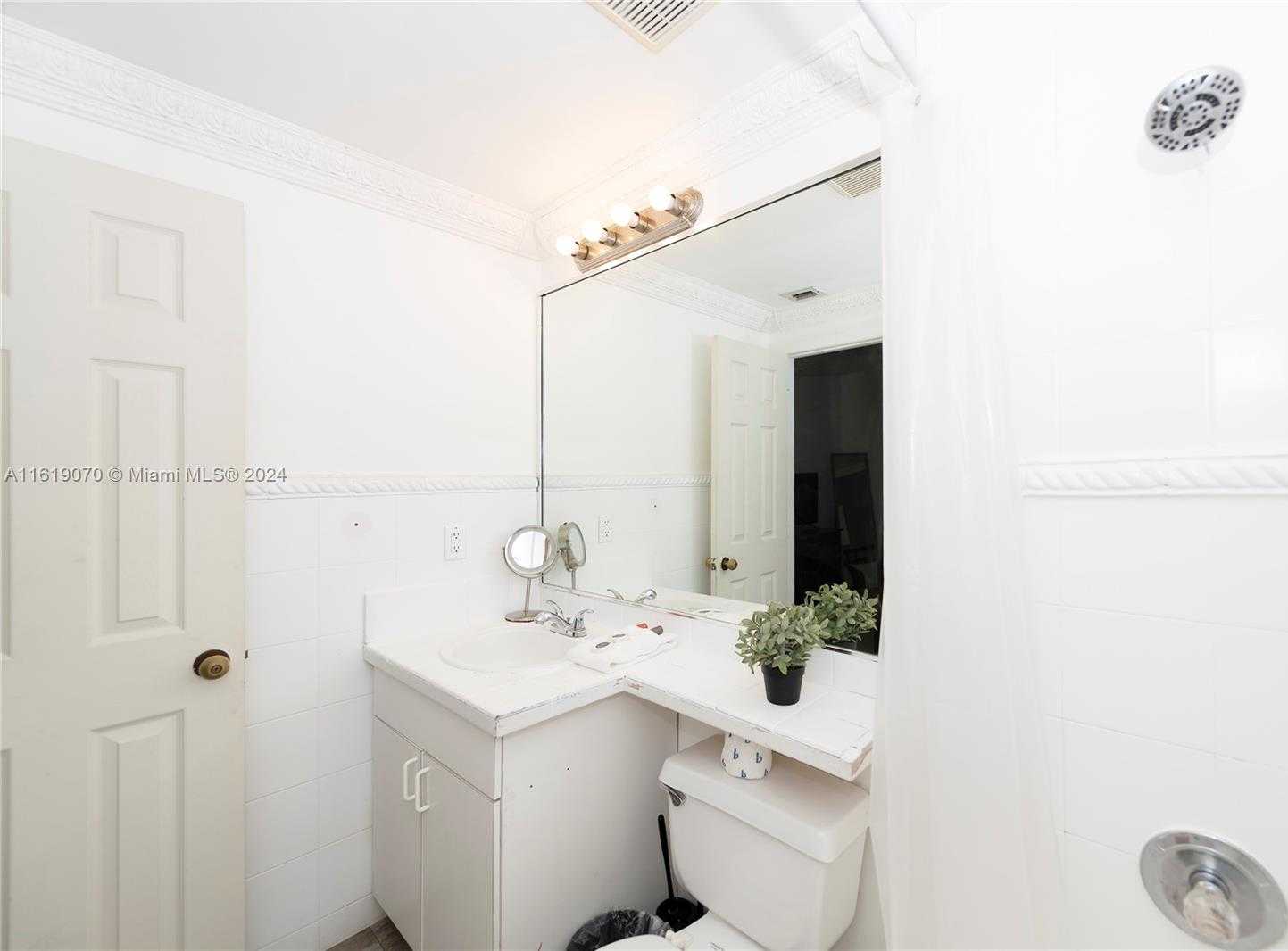 Small Image of 918 OCEAN DR #202, Miami Beach Number 16