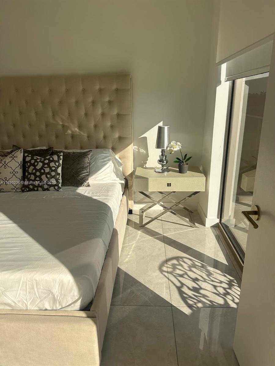 Small Image of 2678 TIGERTAIL AV #515, Miami Number 12