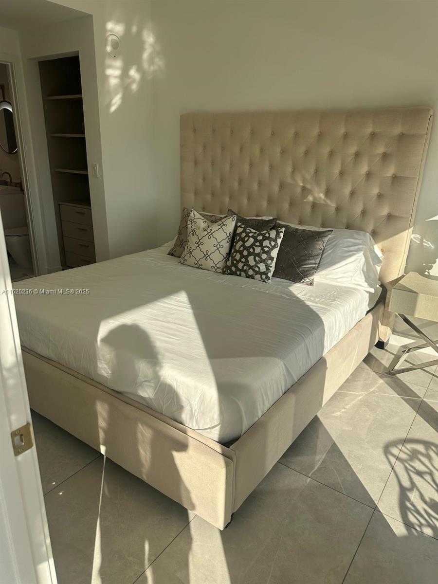 Small Image of 2678 TIGERTAIL AV #515, Miami Number 14