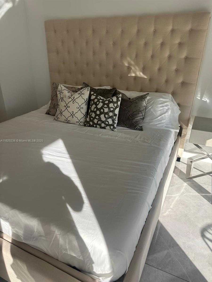 Small Image of 2678 TIGERTAIL AV #515, Miami Number 15