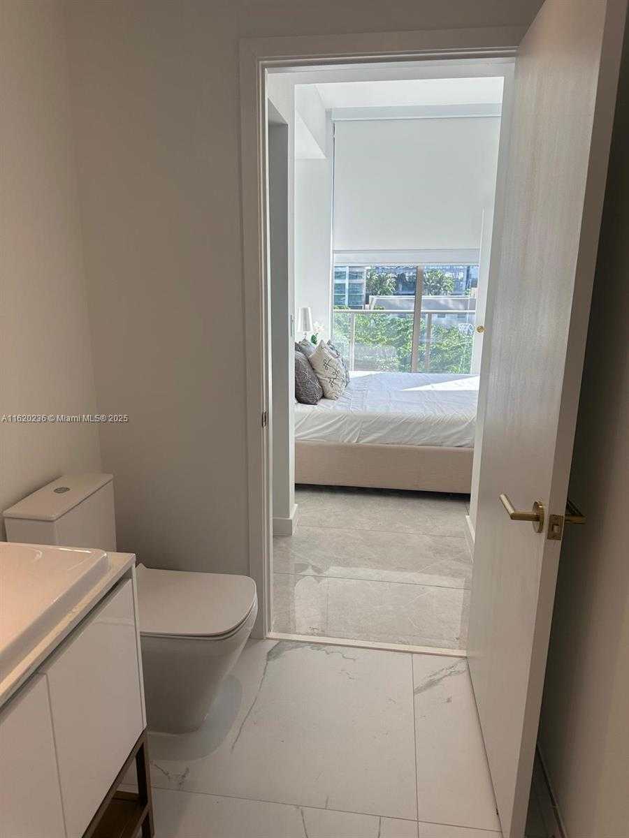 Small Image of 2678 TIGERTAIL AV #515, Miami Number 18