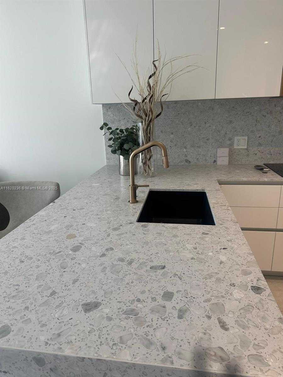 Small Image of 2678 TIGERTAIL AV #515, Miami Number 5