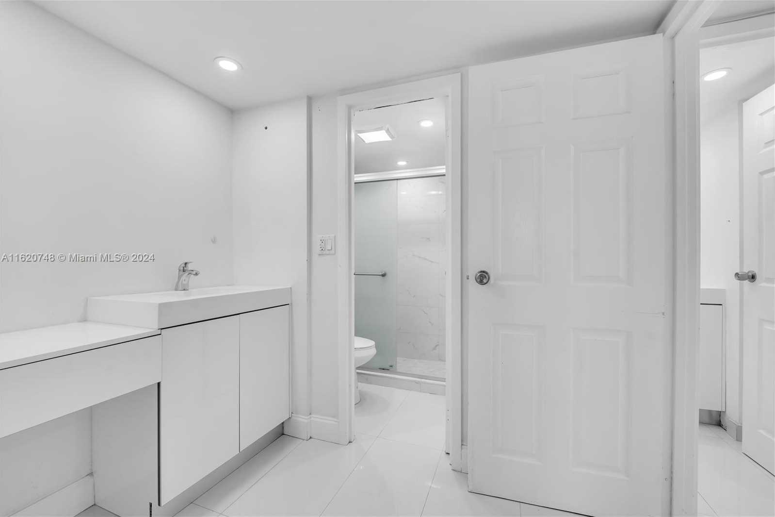 Small Image of 100 BAYVIEW DR #430, Sunny Isles Beach Number 14