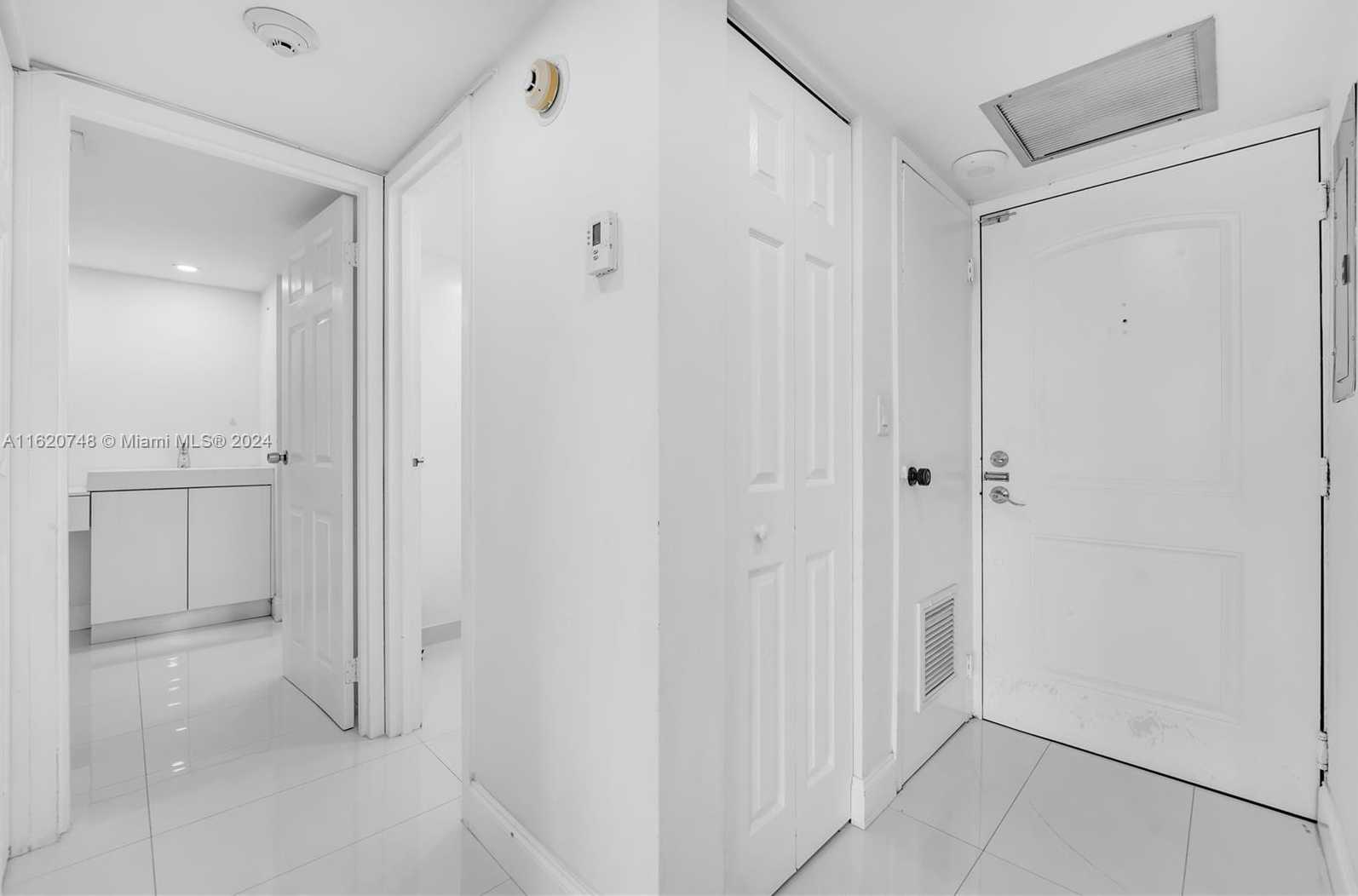 Small Image of 100 BAYVIEW DR #430, Sunny Isles Beach Number 18