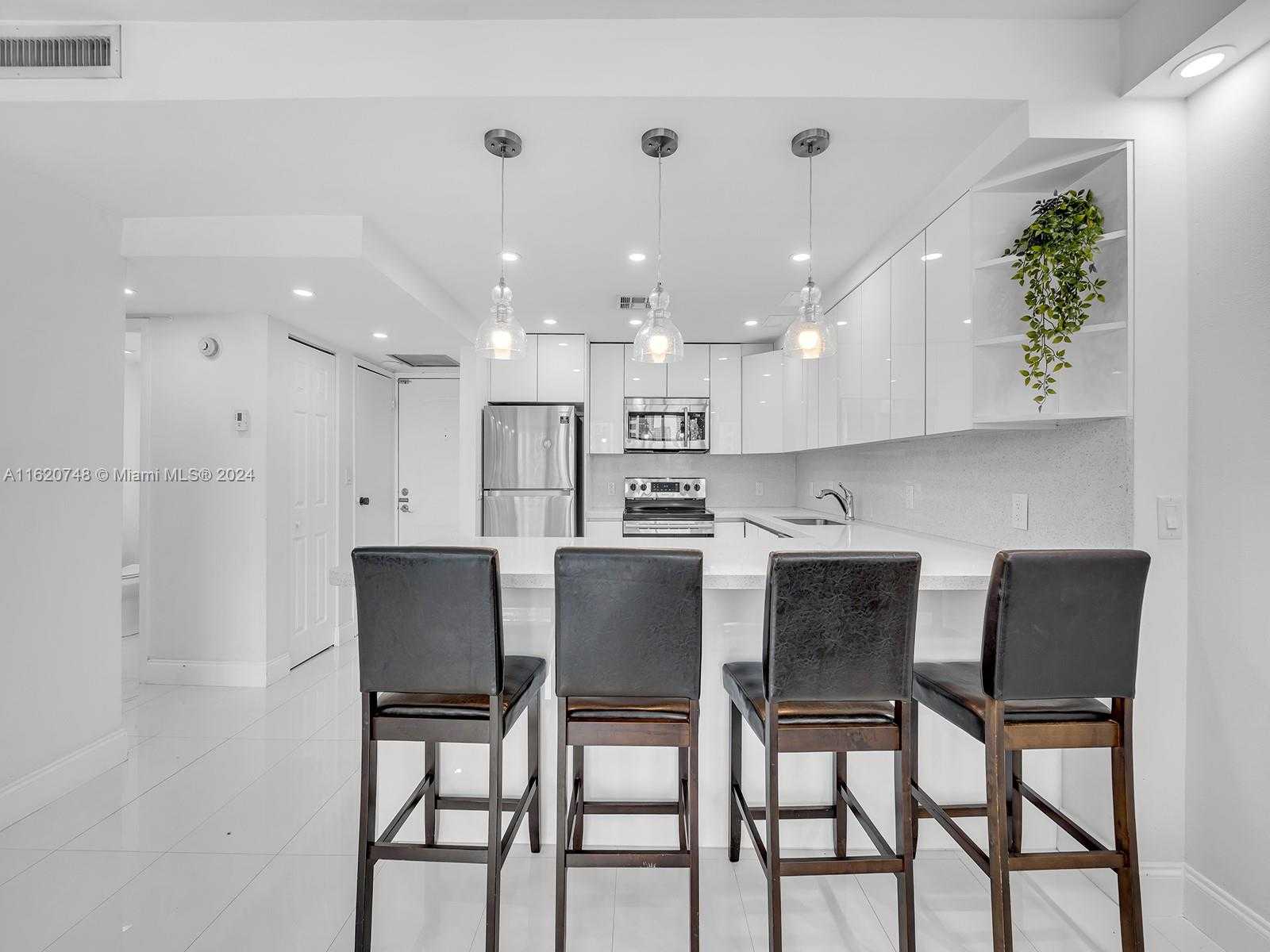 Small Image of 100 BAYVIEW DR #430, Sunny Isles Beach Number 8