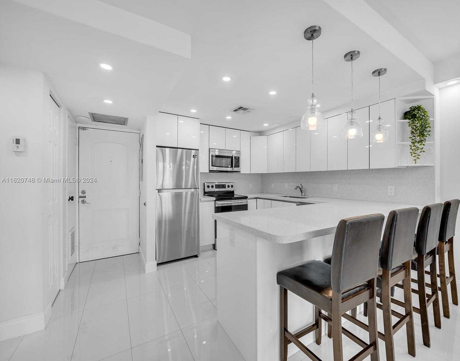 Small Image of 100 BAYVIEW DR #430, Sunny Isles Beach Number 9