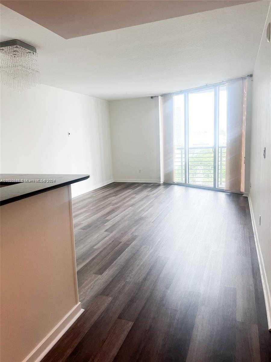 Small Image of 325 Biscayne Blvd, Miami, FL 33131, USA Number 2