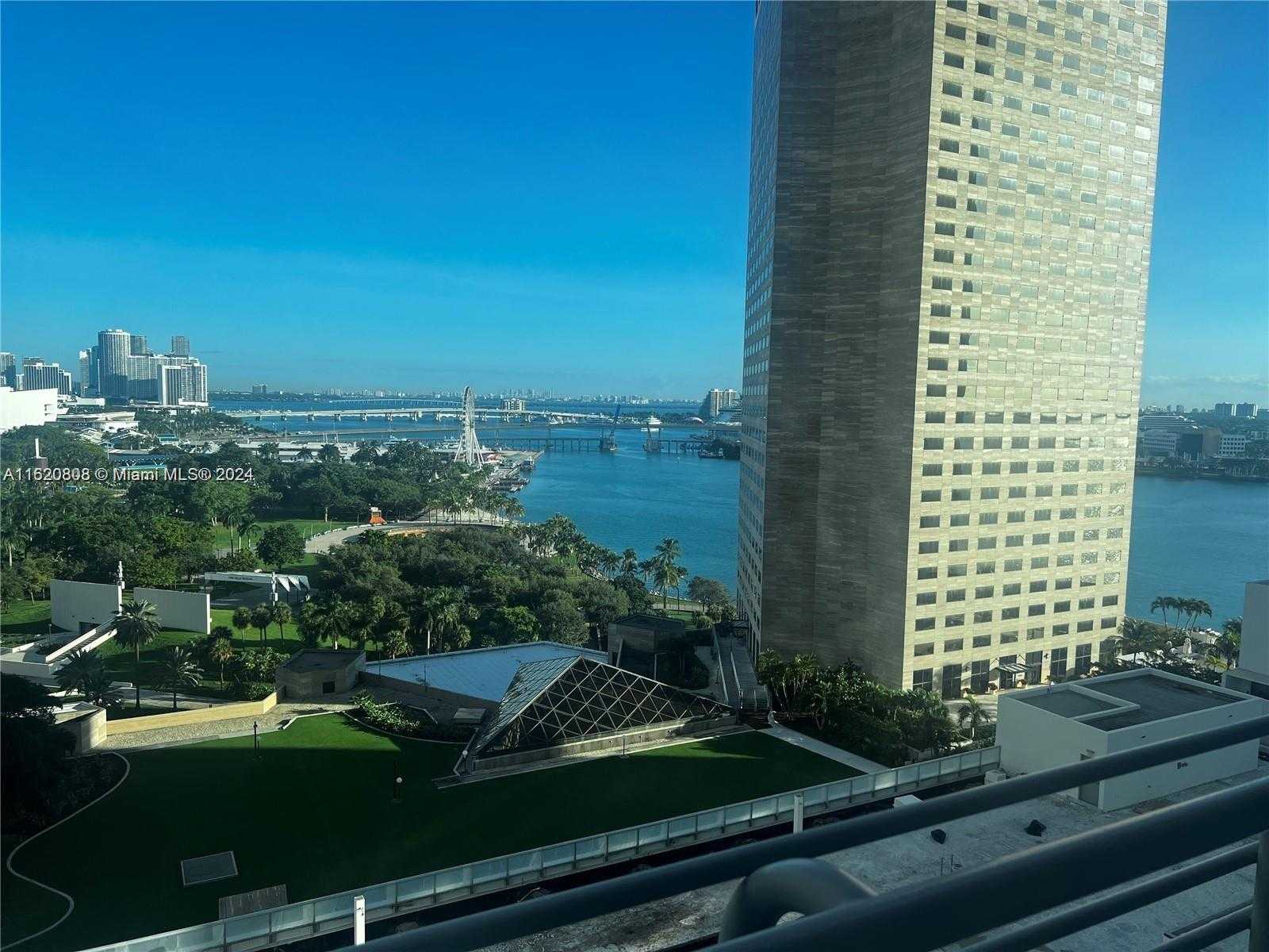 Small Image of 325 Biscayne Blvd, Miami, FL 33131, USA Number 3