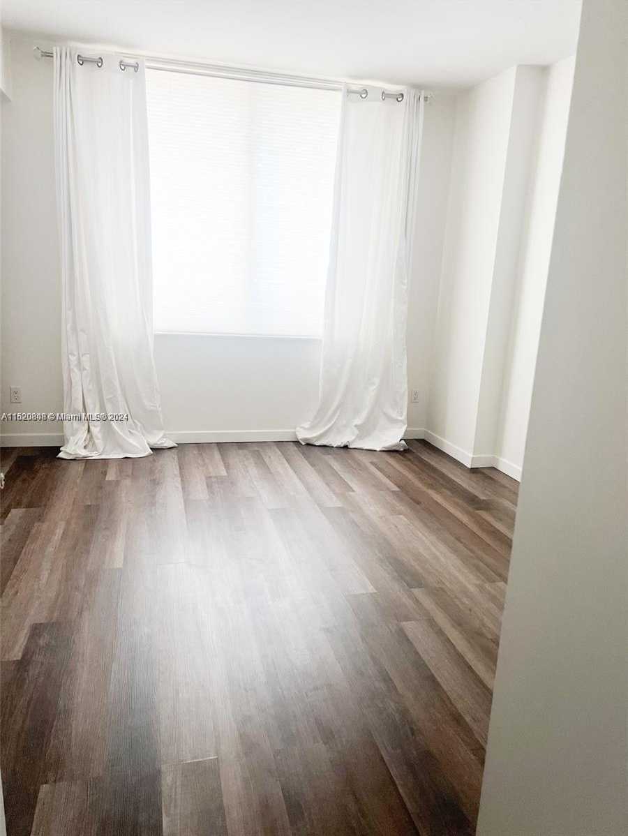 Small Image of 325 Biscayne Blvd, Miami, FL 33131, USA Number 4