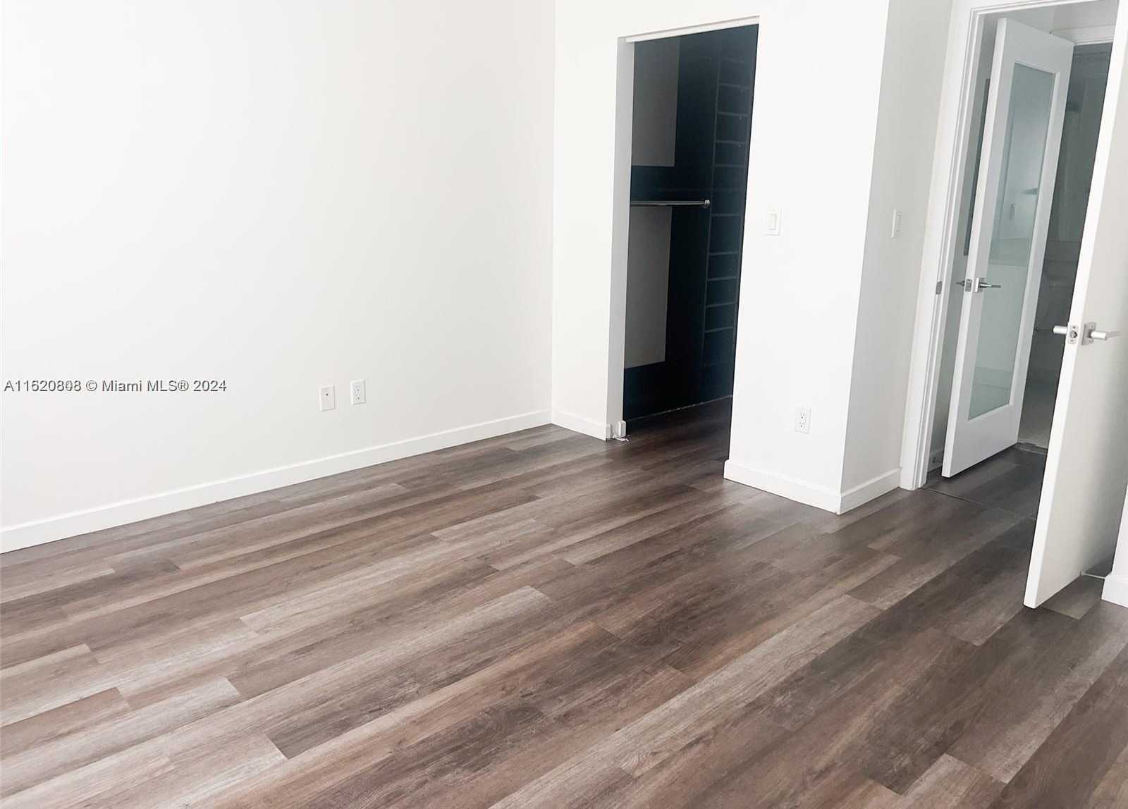 Small Image of 325 Biscayne Blvd, Miami, FL 33131, USA Number 5