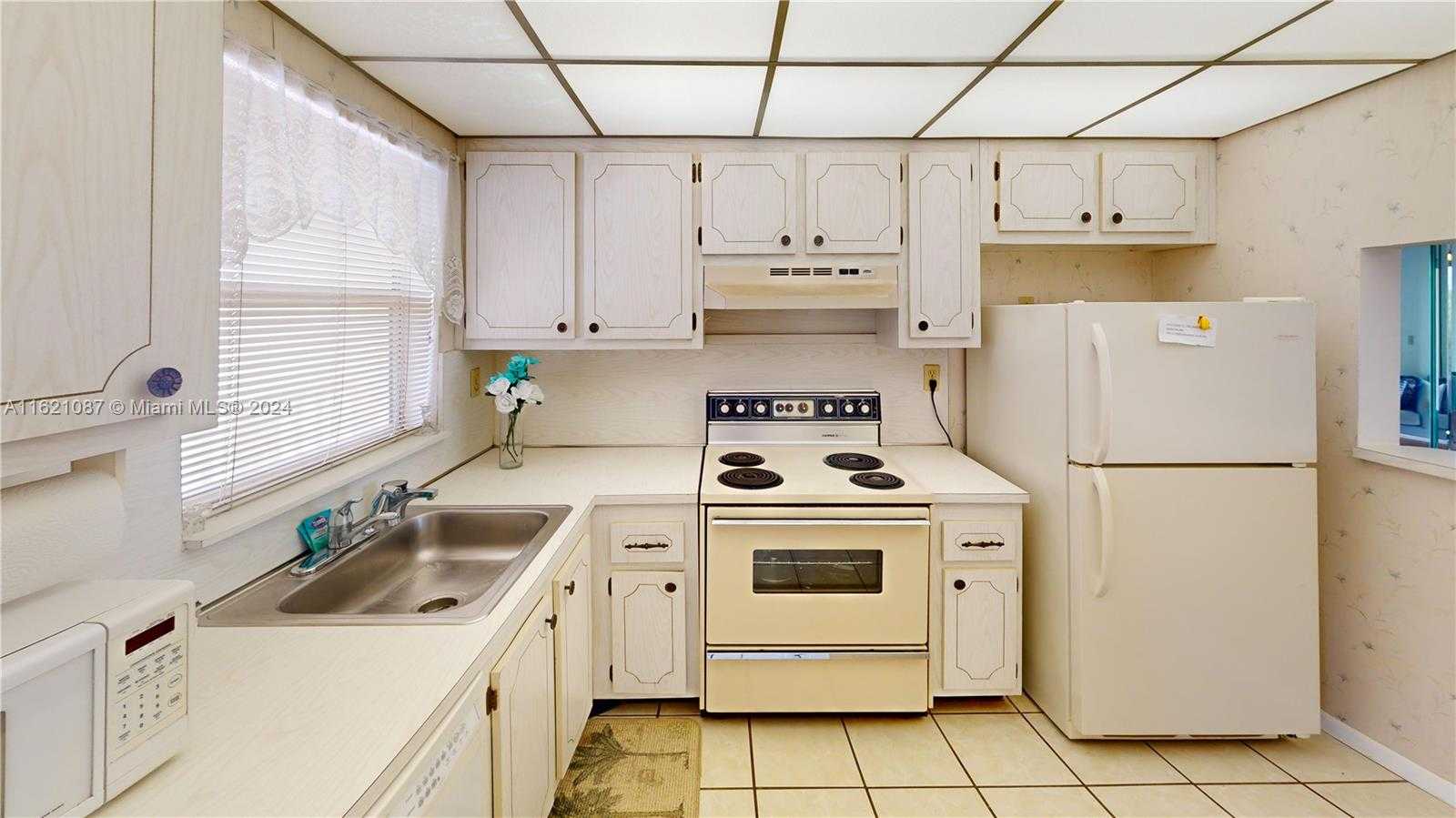 Small Image of 9621 SUNRISE LAKES BLVD #302, Sunrise Number 12