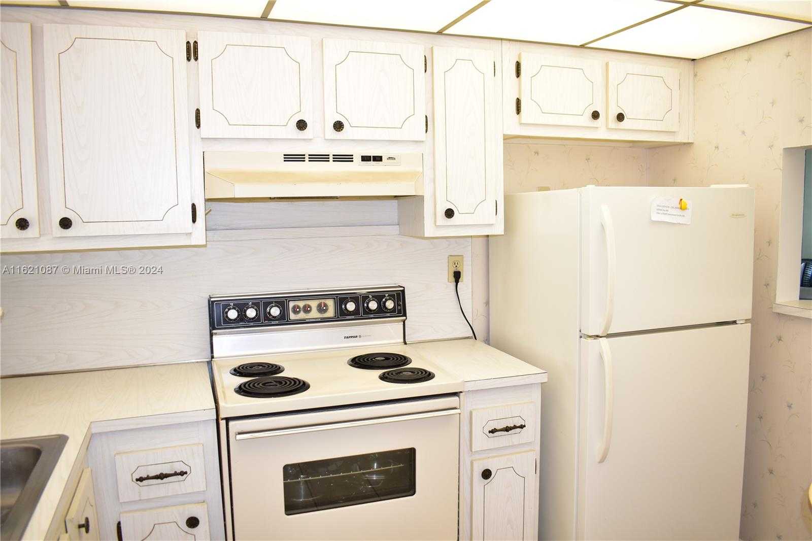 Small Image of 9621 SUNRISE LAKES BLVD #302, Sunrise Number 15