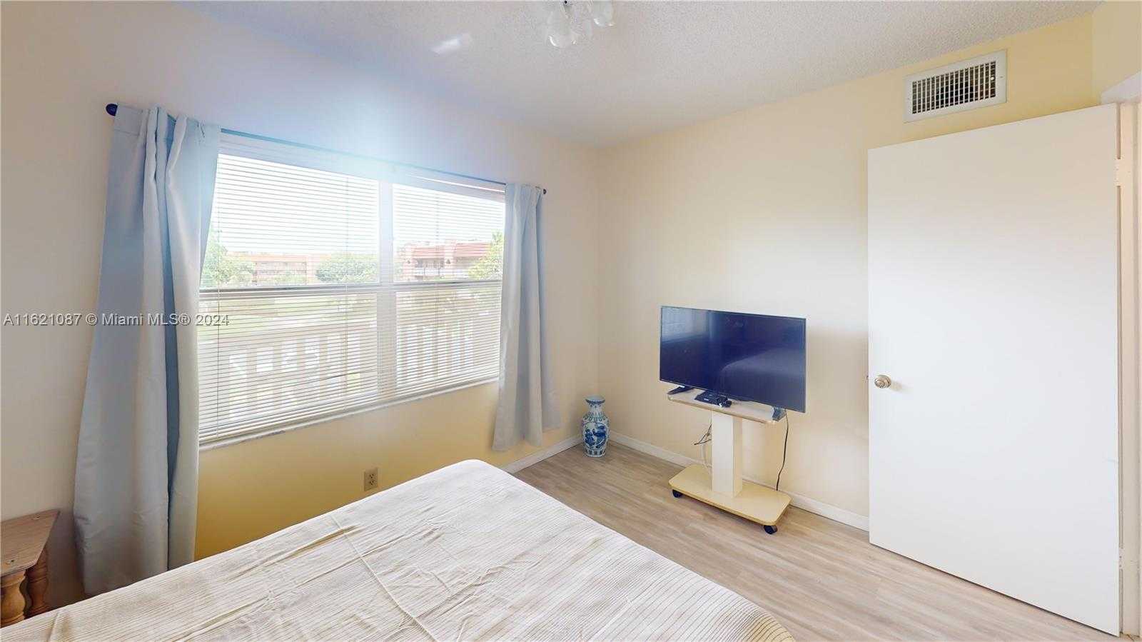 Small Image of 9621 SUNRISE LAKES BLVD #302, Sunrise Number 20