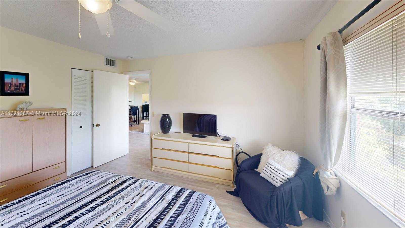 Small Image of 9621 SUNRISE LAKES BLVD #302, Sunrise Number 28