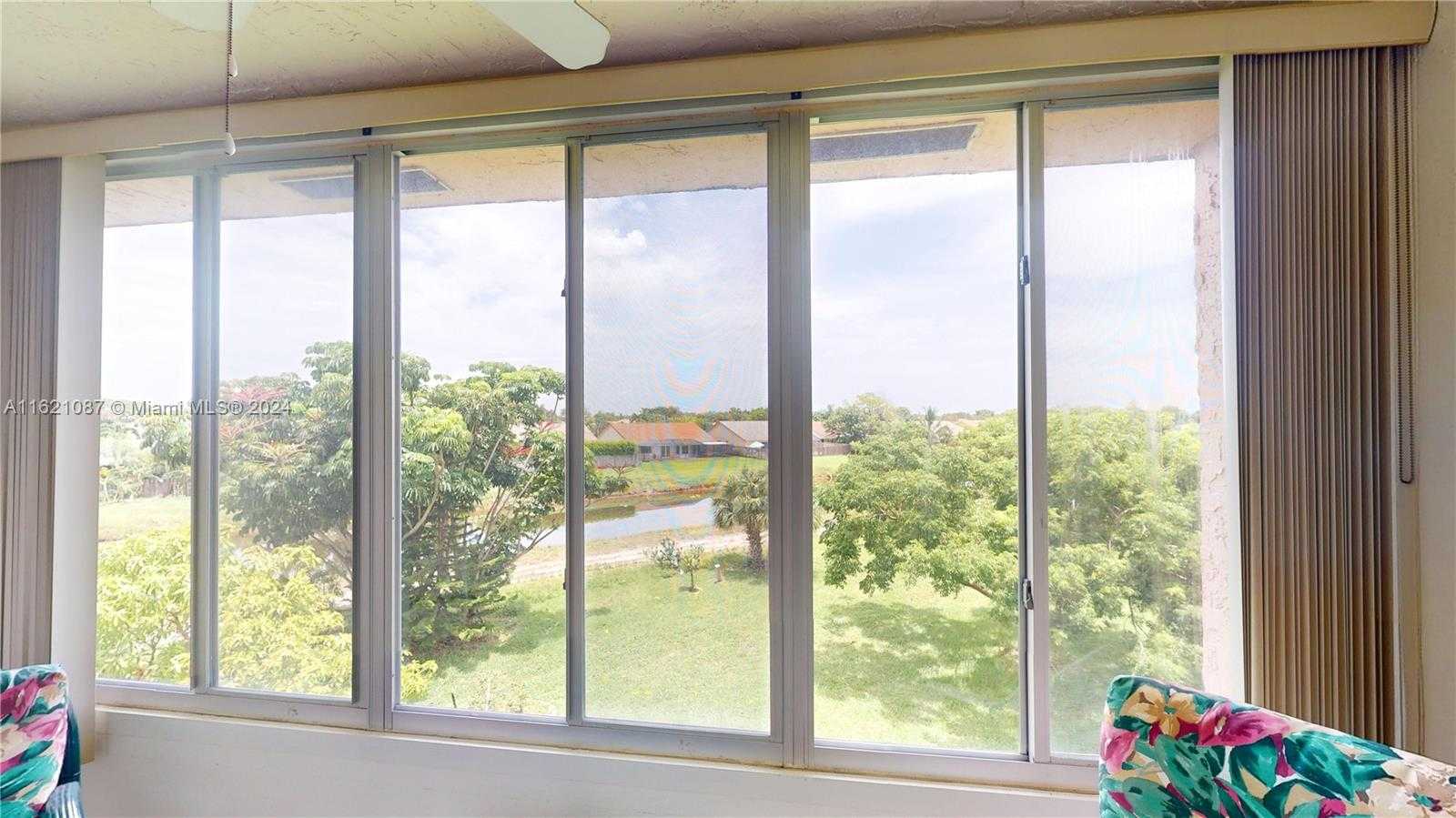 Small Image of 9621 SUNRISE LAKES BLVD #302, Sunrise Number 31