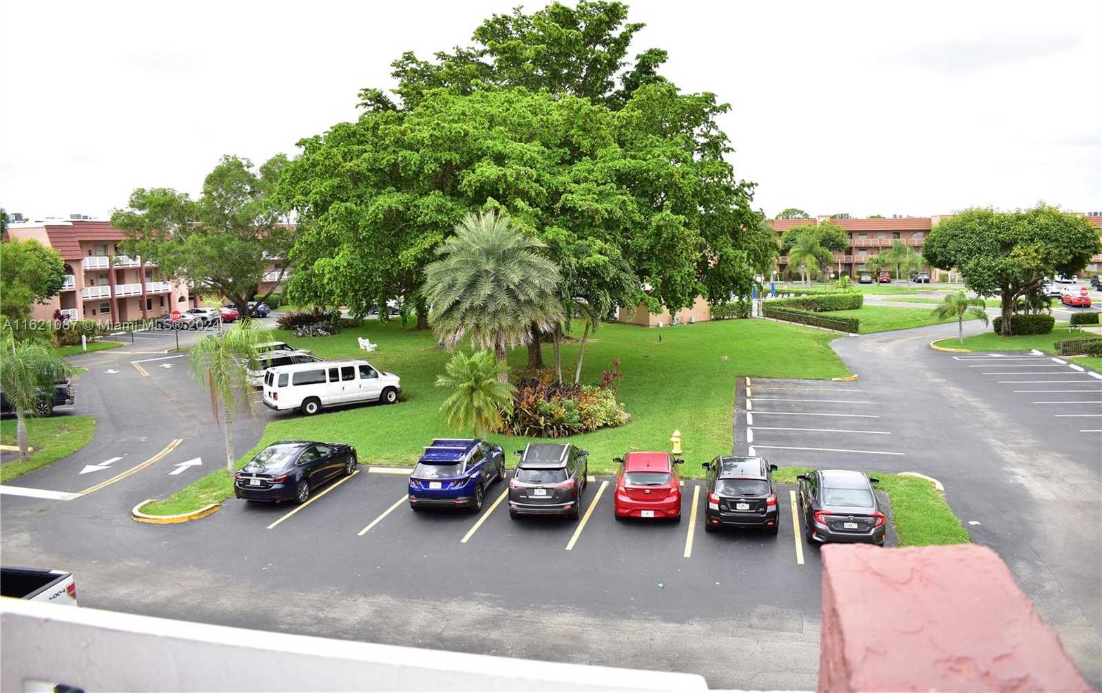 Small Image of 9621 SUNRISE LAKES BLVD #302, Sunrise Number 40