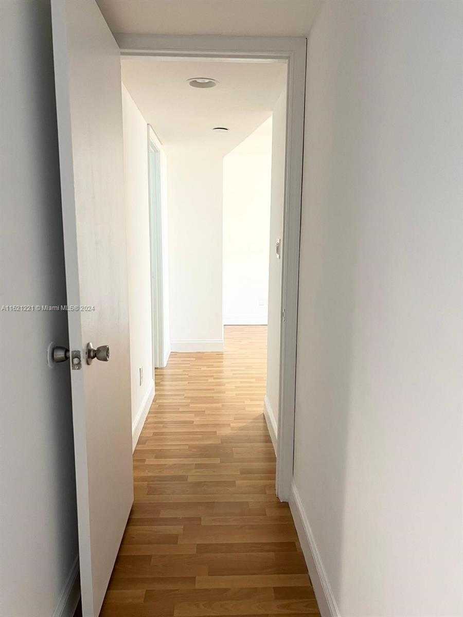 Small Image of 770 CLAUGHTON ISLAND DR #406, Miami Number 14
