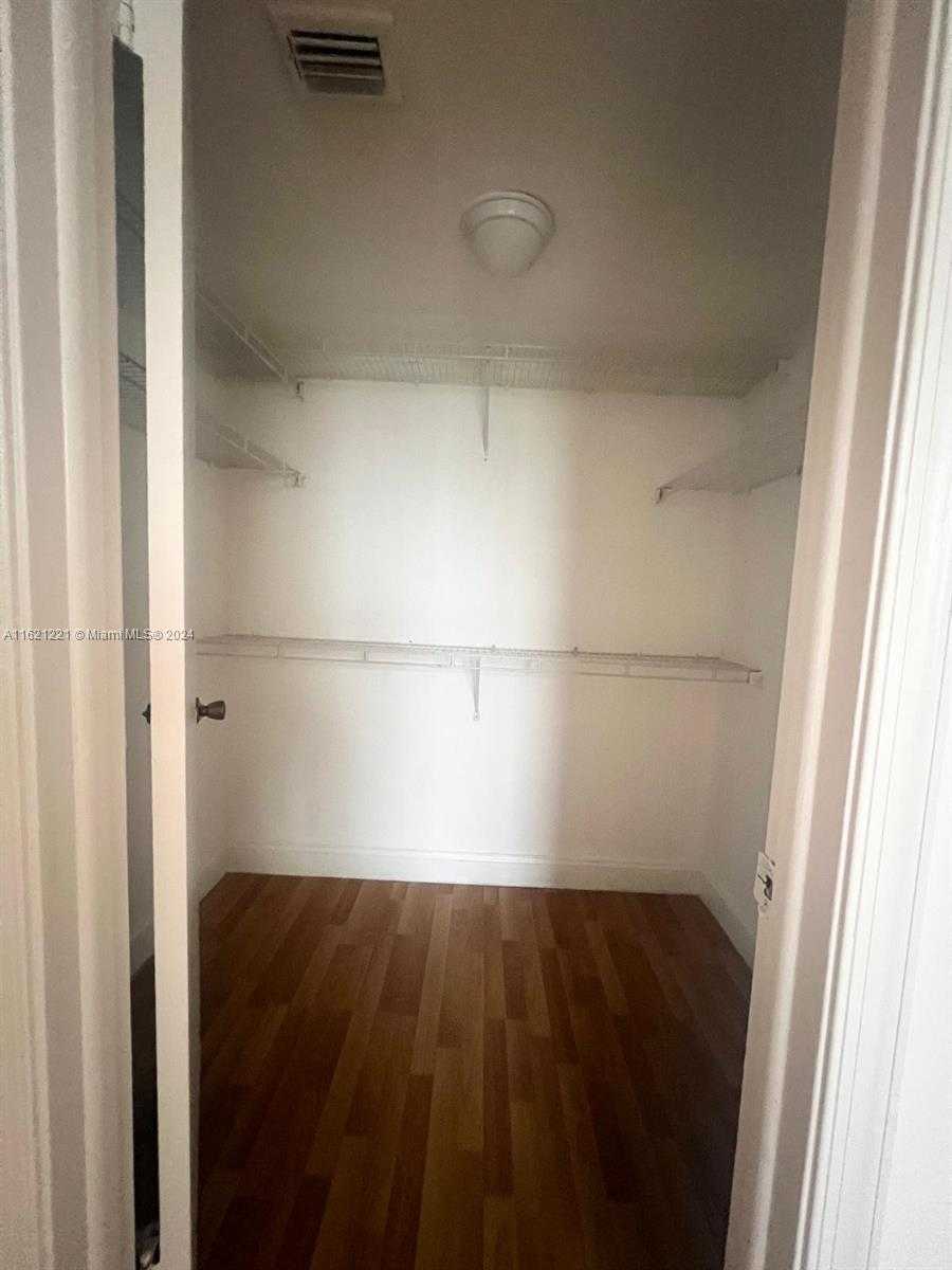 Small Image of 770 CLAUGHTON ISLAND DR #406, Miami Number 16