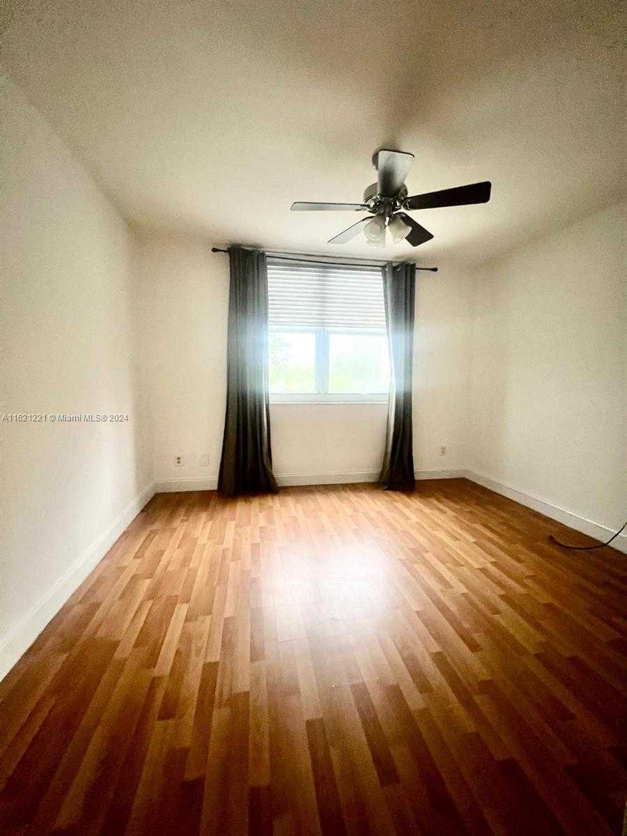 Small Image of 770 CLAUGHTON ISLAND DR #406, Miami Number 20