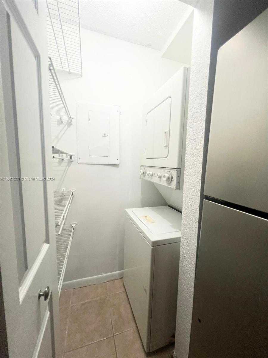 Small Image of 770 CLAUGHTON ISLAND DR #406, Miami Number 7