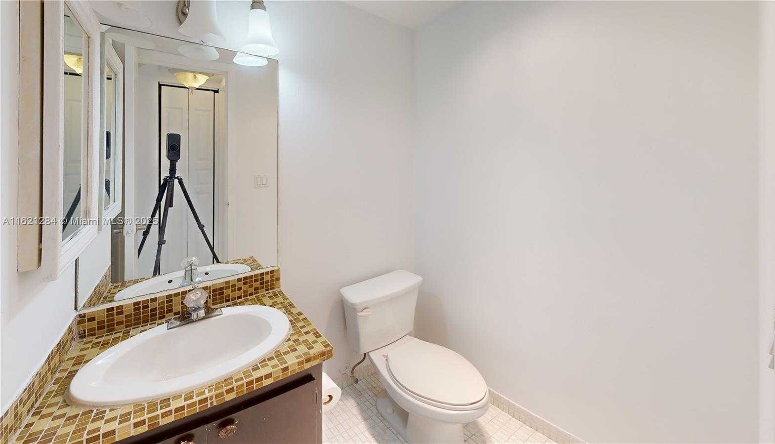 Small Image of 100 BAYVIEW DR #1812, Sunny Isles Beach Number 14