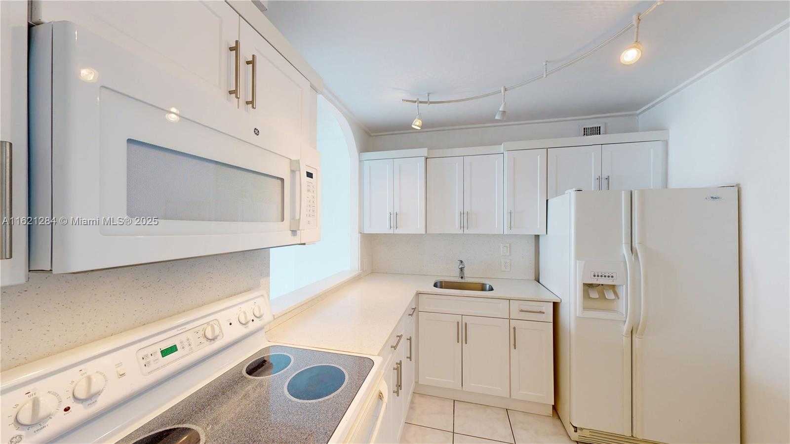 Small Image of 100 BAYVIEW DR #1812, Sunny Isles Beach Number 4