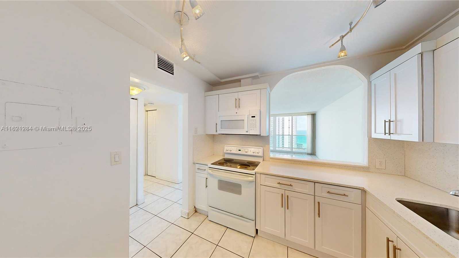 Small Image of 100 BAYVIEW DR #1812, Sunny Isles Beach Number 6