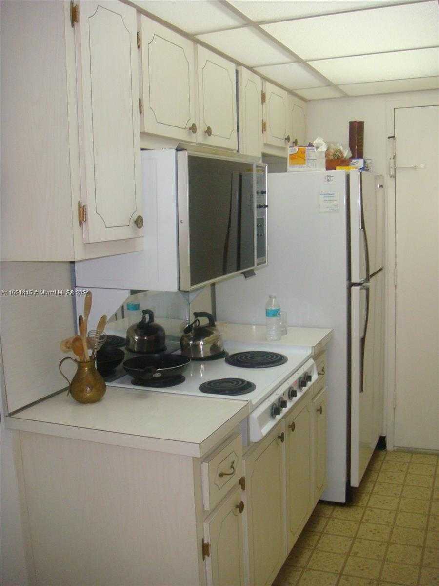 Small Image of 5401 Collins Ave, Miami Beach, FL 33140, USA Number 5