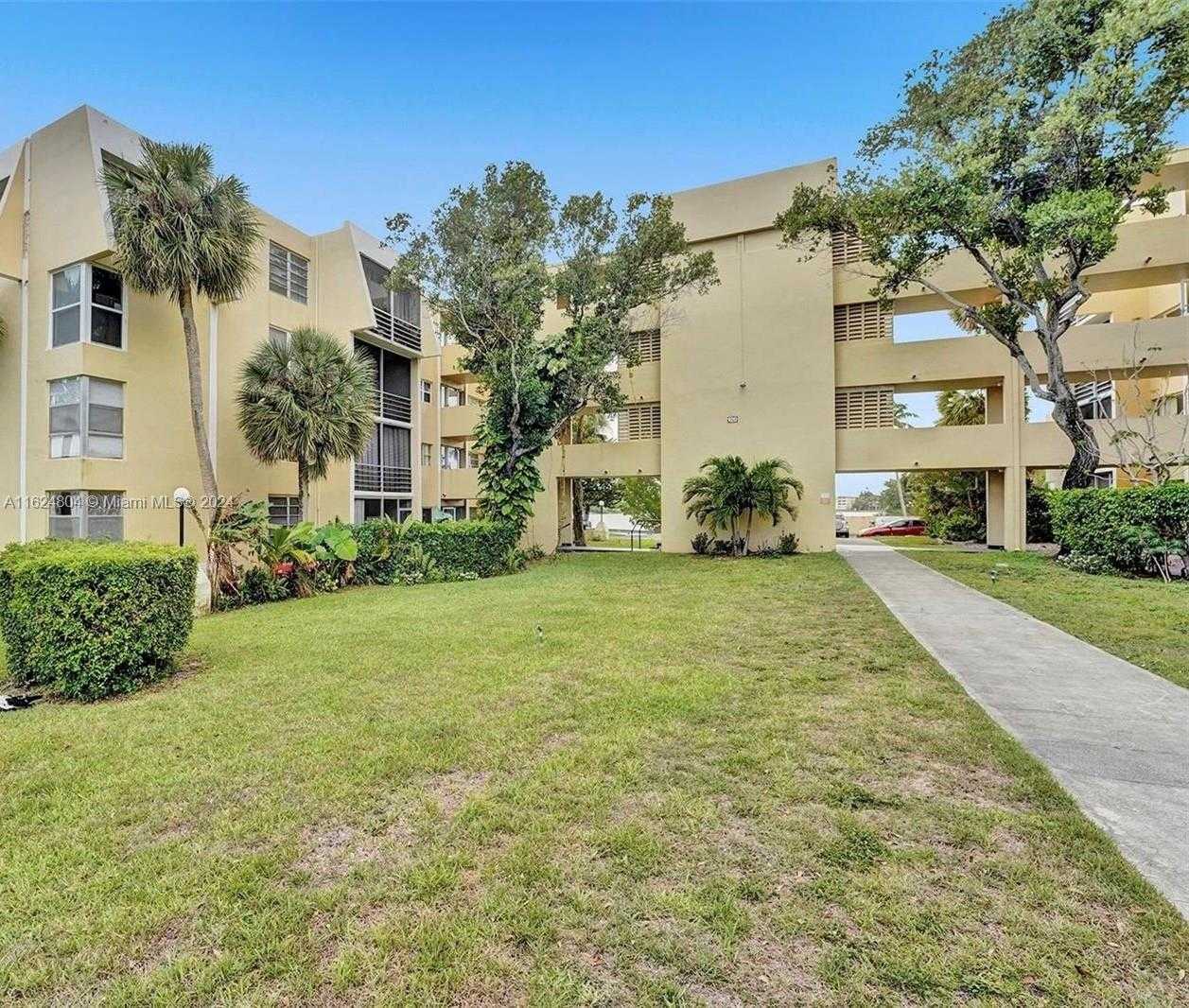 Small Image of 950 NORTH EAST 199TH ST #2A, Miami Number 3