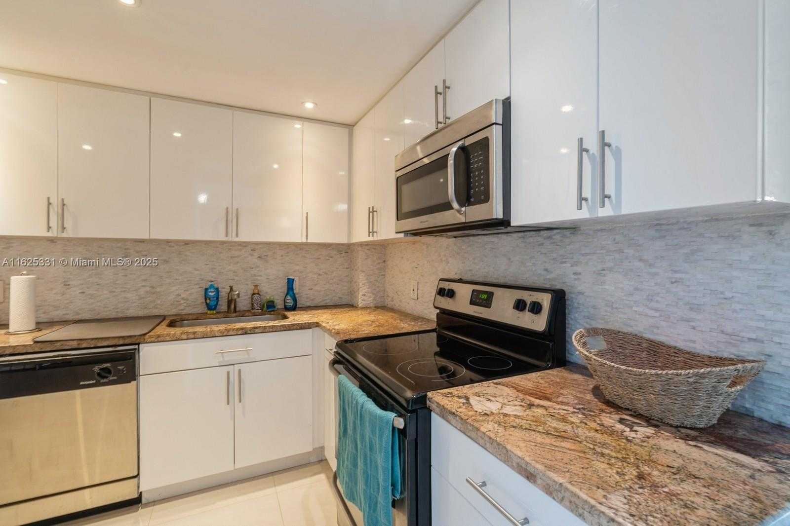 Small Image of 4400 HILLCREST DR #916B, Hollywood Number 16