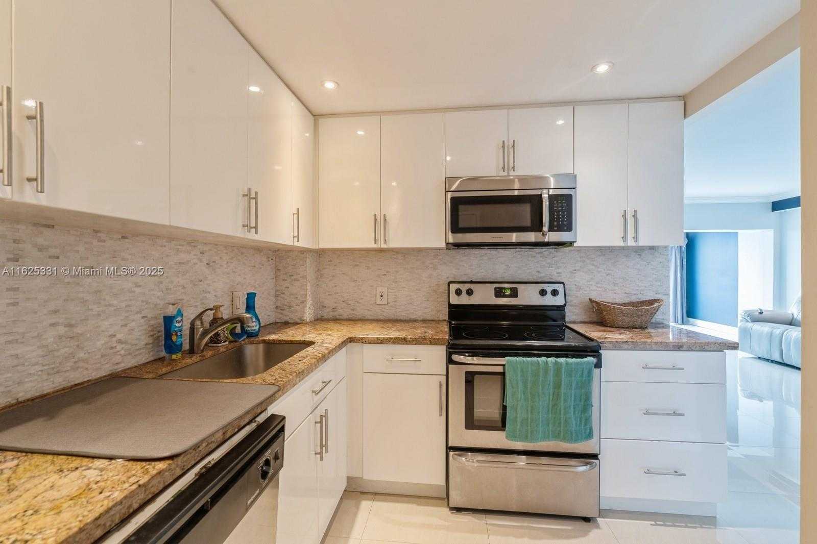 Small Image of 4400 HILLCREST DR #916B, Hollywood Number 17