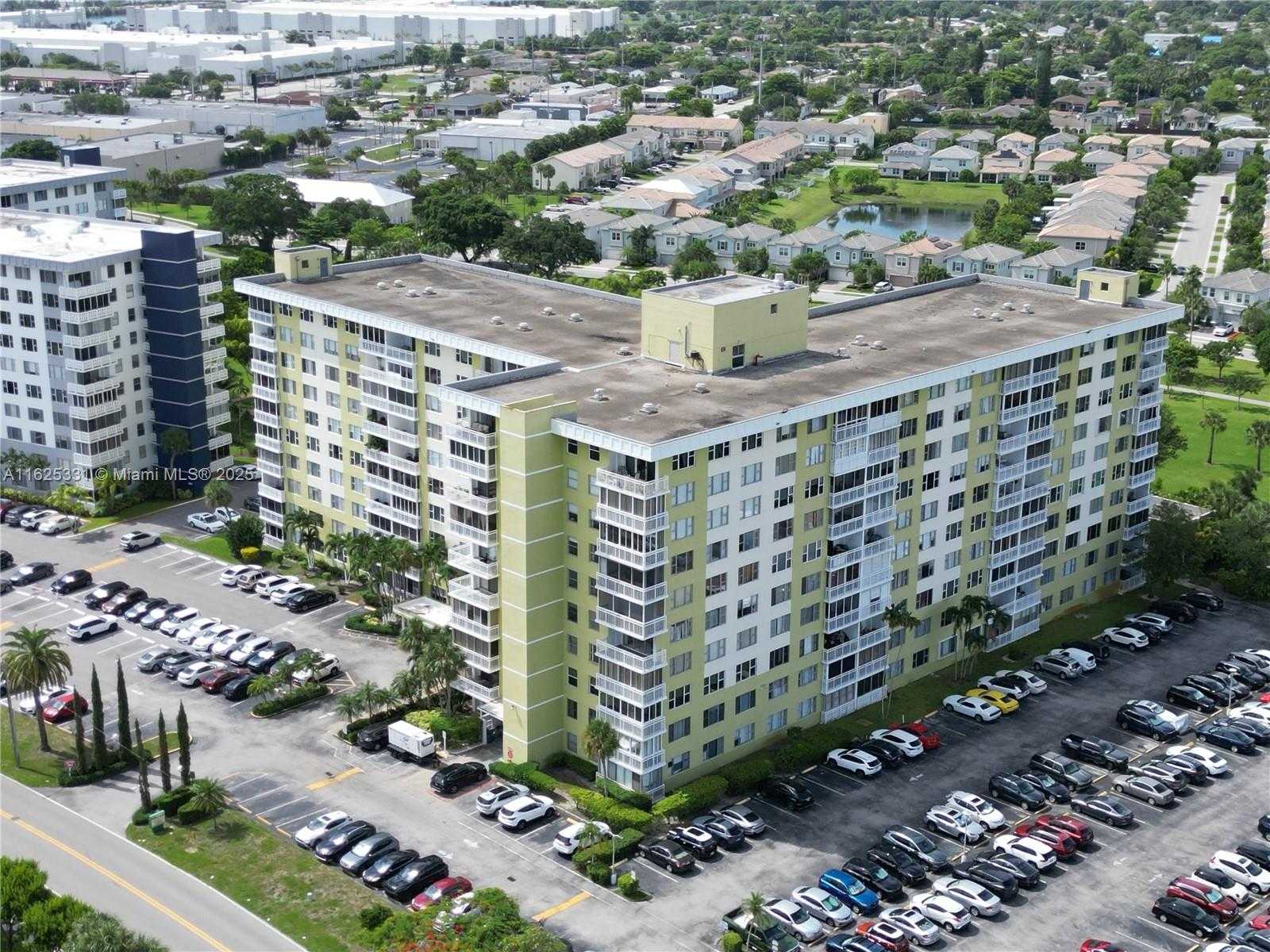 Small Image of 4400 HILLCREST DR #916B, Hollywood Number 26