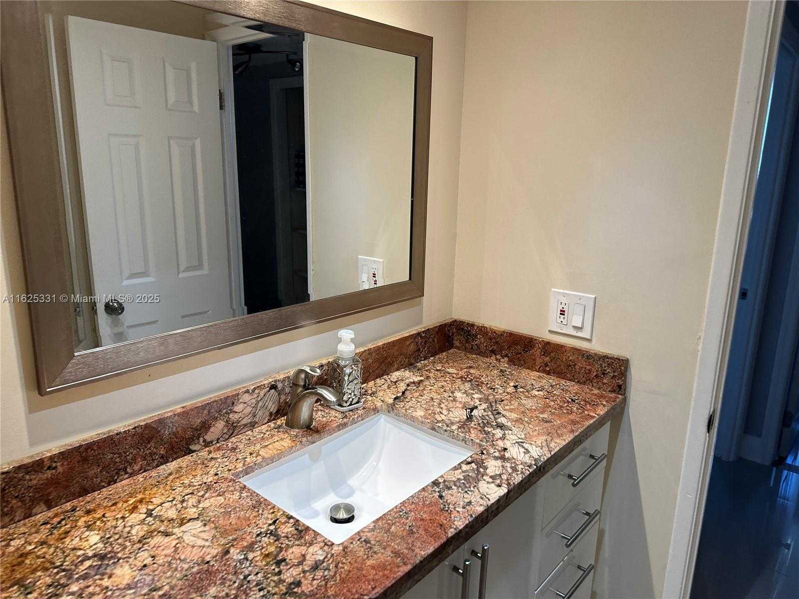 Small Image of 4400 HILLCREST DR #916B, Hollywood Number 36