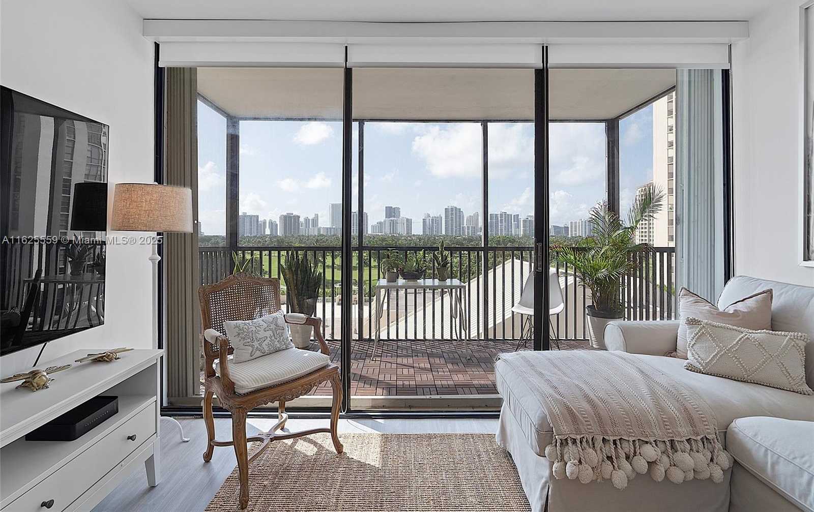 Small Image of 20301 WEST COUNTRY CLUB DR #728, Aventura Number 2