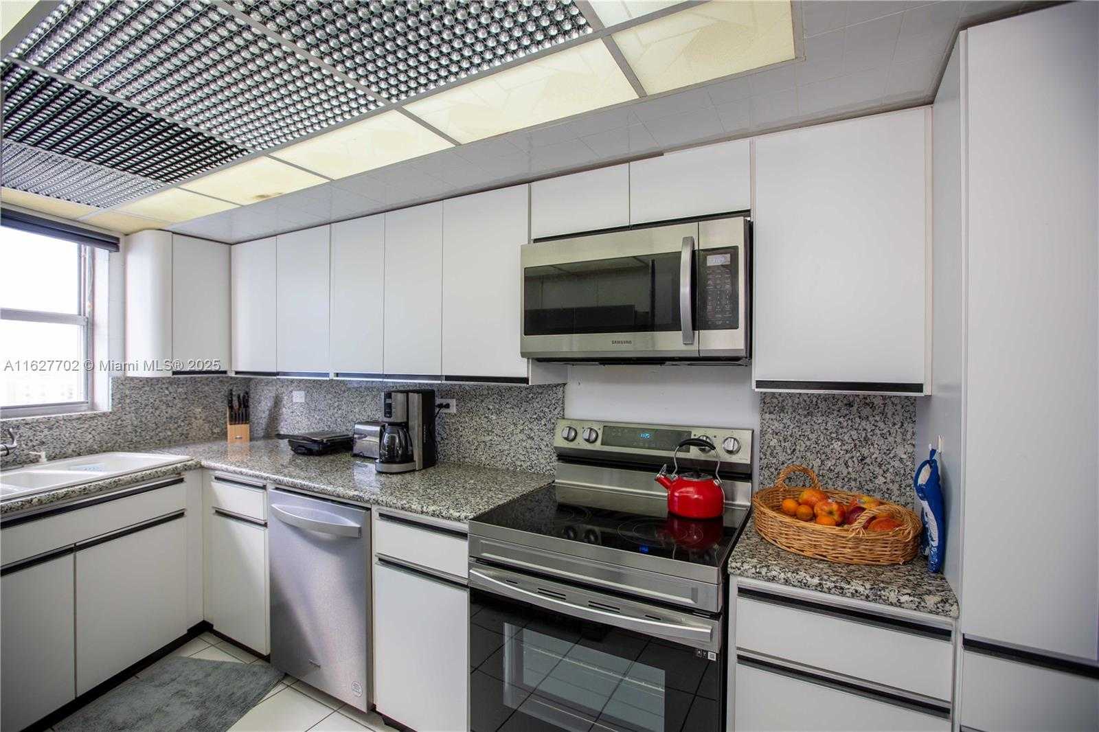 Small Image of 6039 COLLINS AVE #1728, Miami Beach Number 13