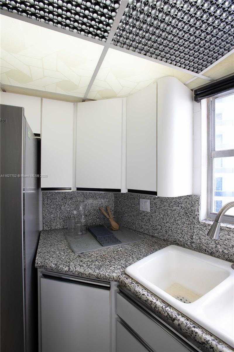 Small Image of 6039 COLLINS AVE #1728, Miami Beach Number 16