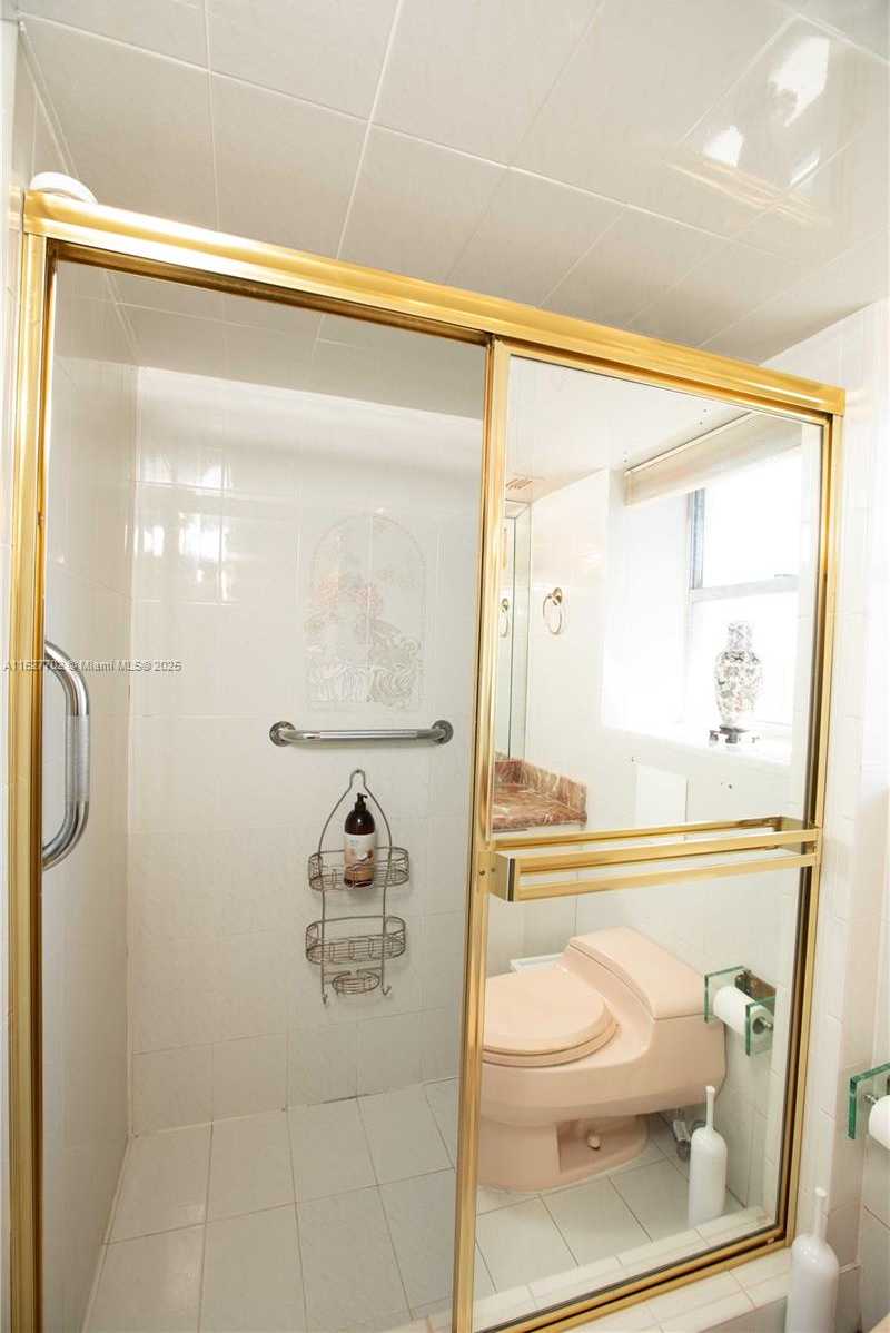 Small Image of 6039 COLLINS AVE #1728, Miami Beach Number 21