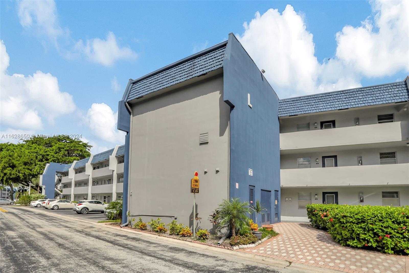Small Image of 7897 GOLF CIR DR #107, Margate Number 3