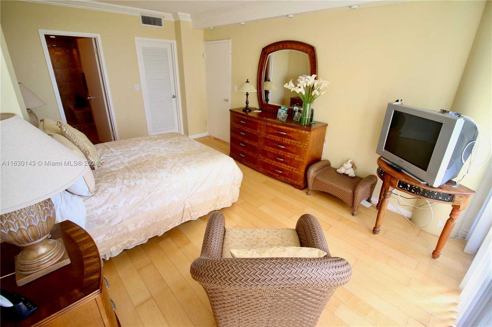 Small Image of 900 BAY DR #319, Miami Beach Number 9