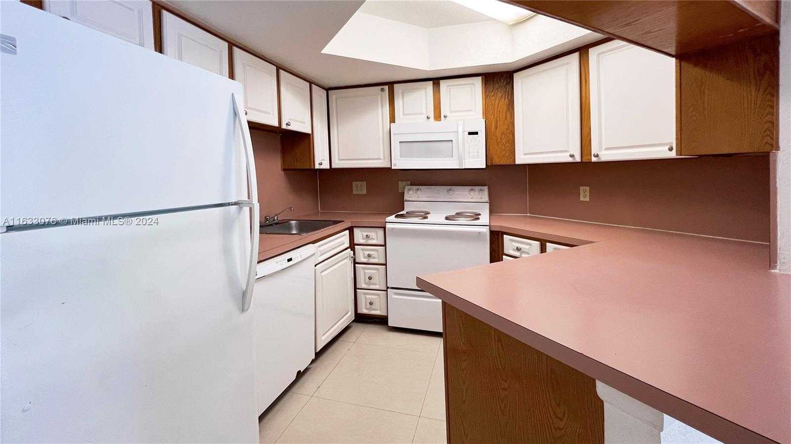 Small Image of 8323 LAKE DR #406, Doral Number 11
