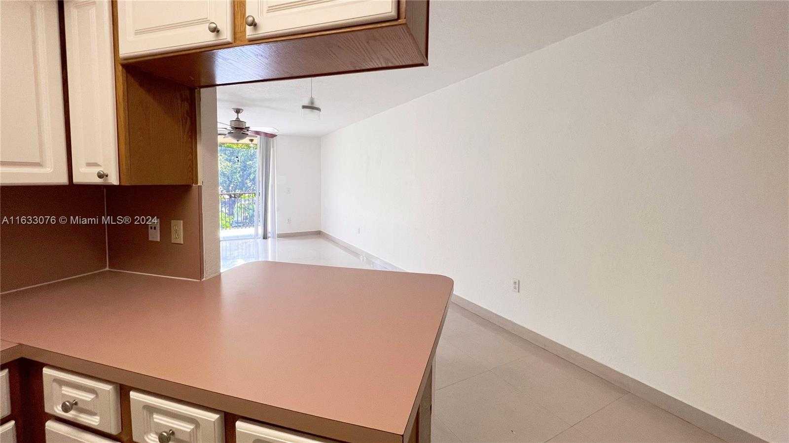 Small Image of 8323 LAKE DR #406, Doral Number 12