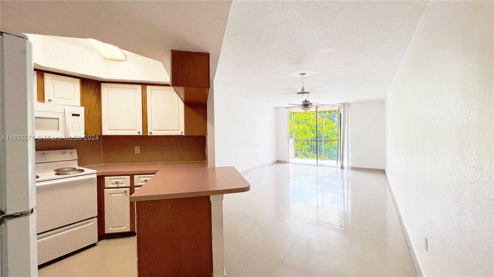 Small Image of 8323 LAKE DR #406, Doral Number 13