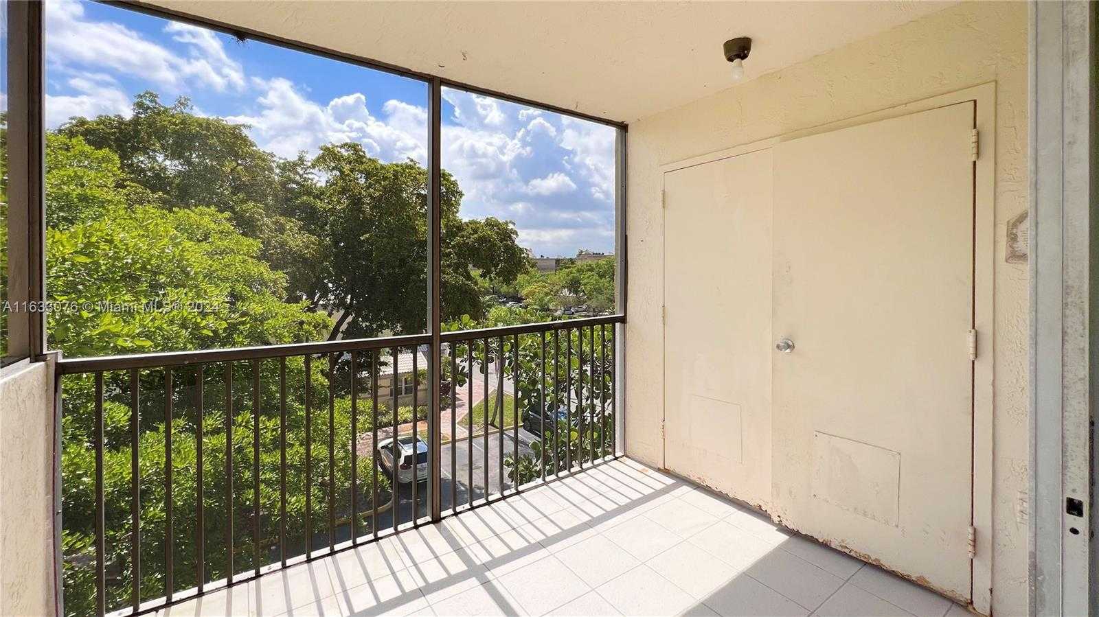 Small Image of 8323 LAKE DR #406, Doral Number 15