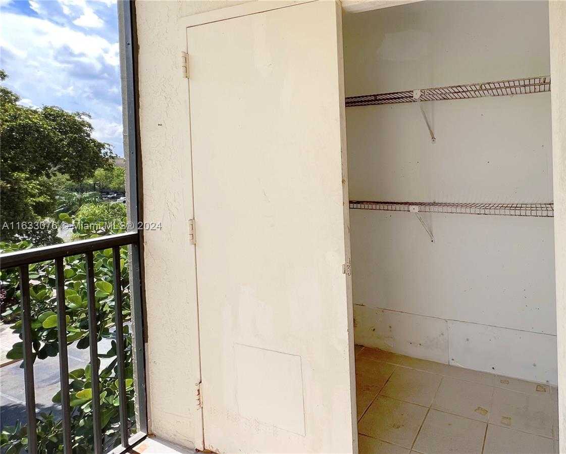 Small Image of 8323 LAKE DR #406, Doral Number 16